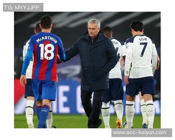 热刺边卫波罗被球迷电子烟砸中后捡起假装抽烟引发热议